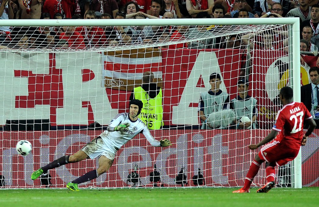 Penalta číslo 1. Mnichovský David Alaba vyzrál na Petra Čecha a Bayern vedl v rozstřelu 1:0