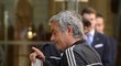 Jose Mourinho krátce pokynul fanouškům a zmizel uvnitř hotelu