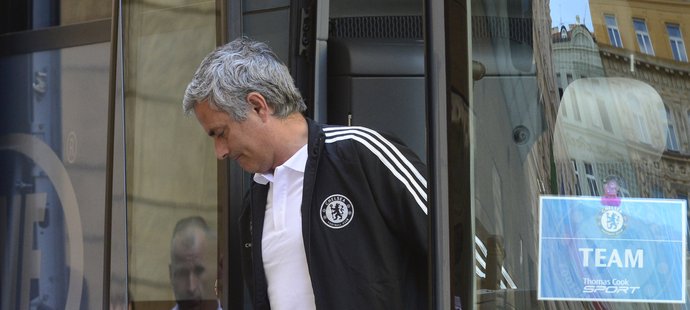 José Mourinho vystupuje z týmového autobusu