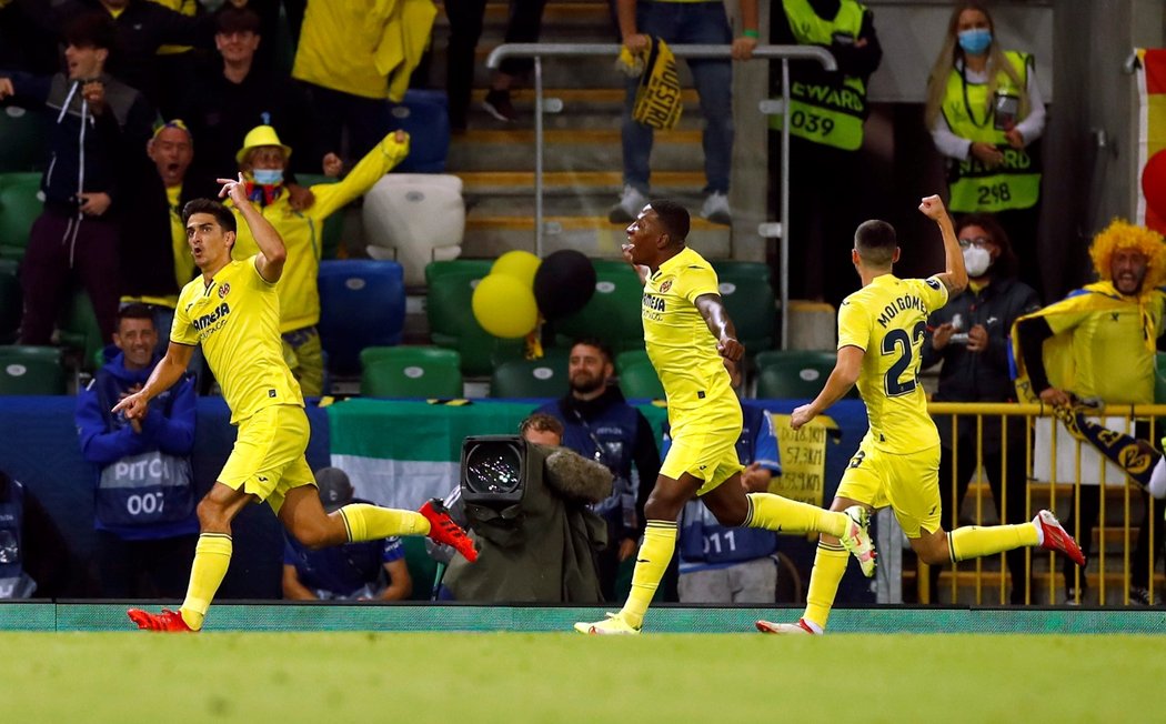 Gerard Moreno oslavuje se spoluhráči z Villarrealu gól na 1:1 v Superpoháru UEFA proti Chelsea