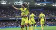 Gerard Moreno oslavuje se spoluhráči z Villarrealu gól na 1:1 v Superpoháru UEFA proti Chelsea