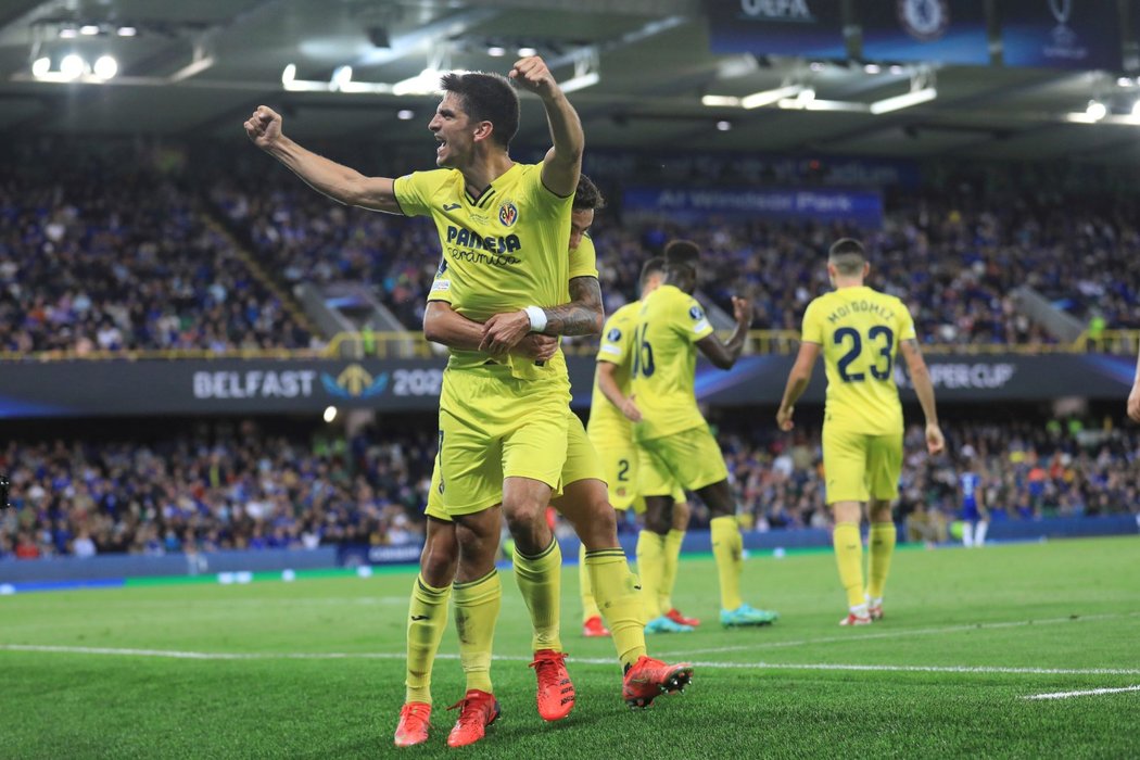Gerard Moreno oslavuje se spoluhráči z Villarrealu gól na 1:1 v Superpoháru UEFA proti Chelsea