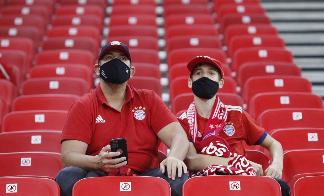 Fanoušci museli na stadionu mít roušku