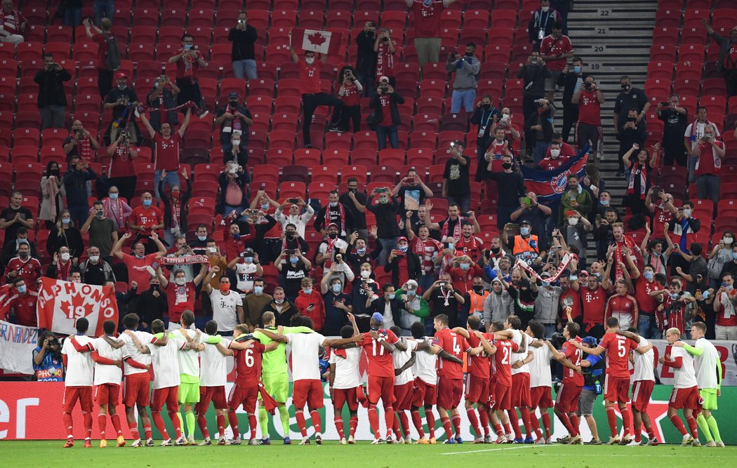 Hráči Bayernu po zisku trofeje děkují svým fanouškům