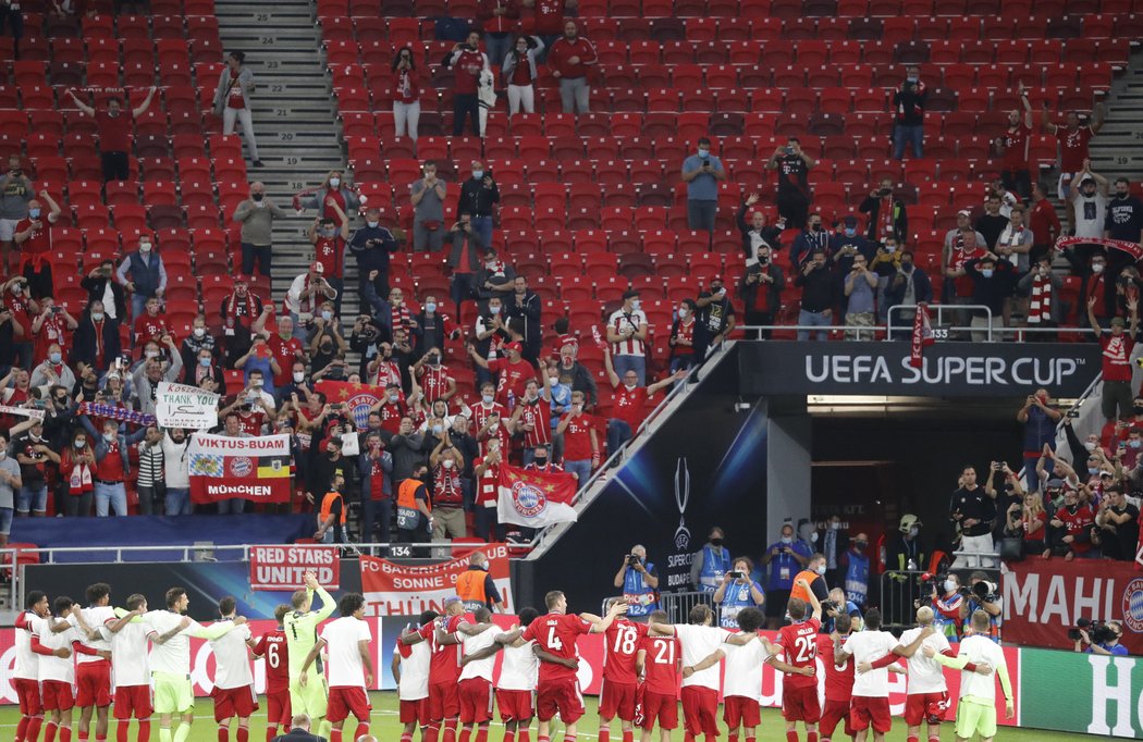 Hráči Bayernu po zisku trofeje děkují svým fanouškům