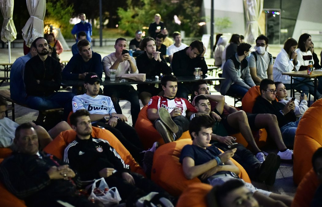 Fanoušci sledovali Superpohár i v hospodách u stadionu