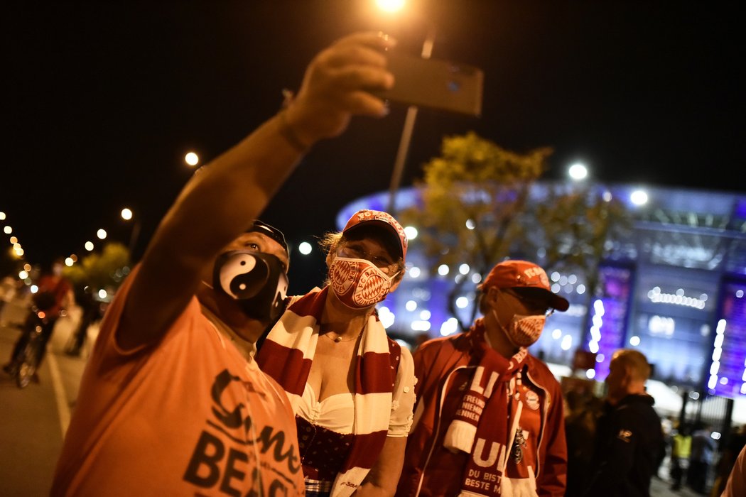 Fanoušci Bayernu před stadionem v Budapešti