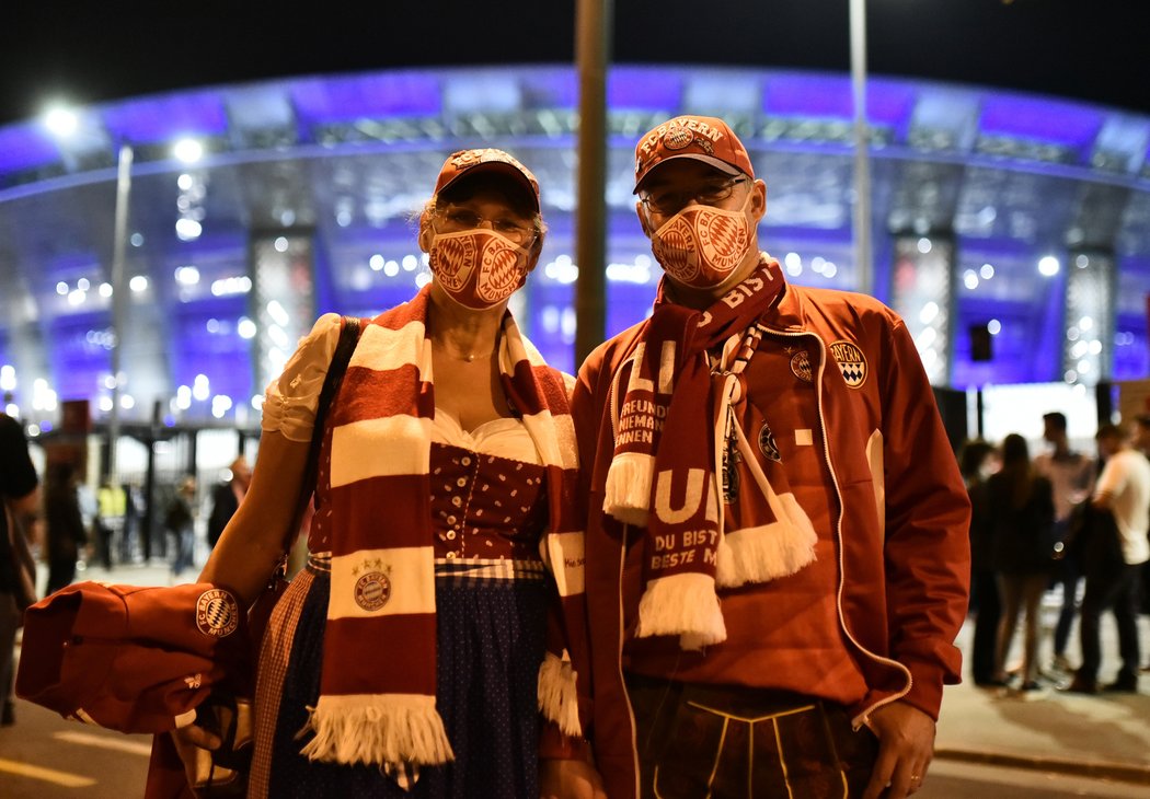 Fanoušci Bayernu před stadionem v Budapešti