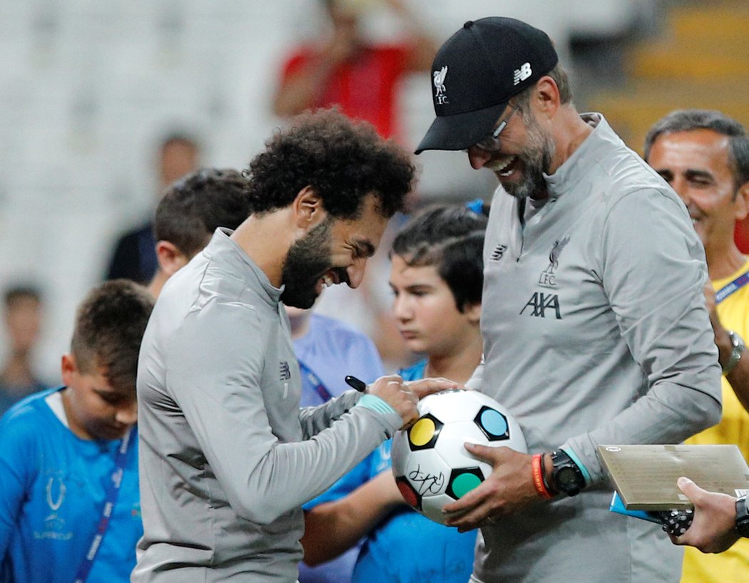 Mohamed Salah, trenér Jürgen Klopp i další hráči Liverpoolu se postiženým dětem z nadace UEFA podepisovali před středečním utkáním Superpoháru proti Chelsea
