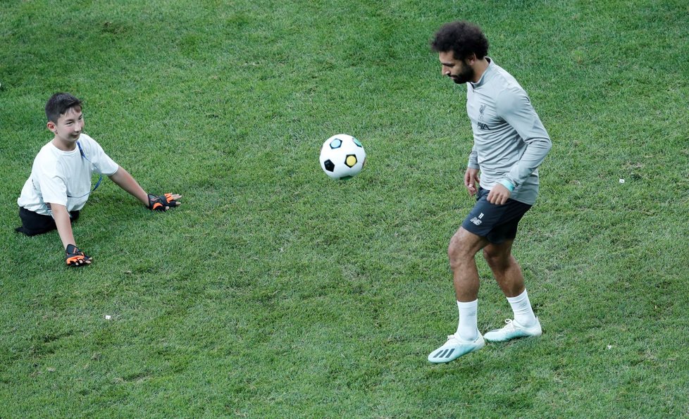 Mohamed Salah měl co dělat, aby s malým beznohým fanouškem udržel v přihrávkách vzduchem tempo