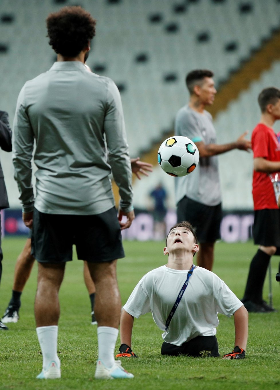 Malý fanoušek s amputovanými nohami vracel Salahovi balón umně hlavou