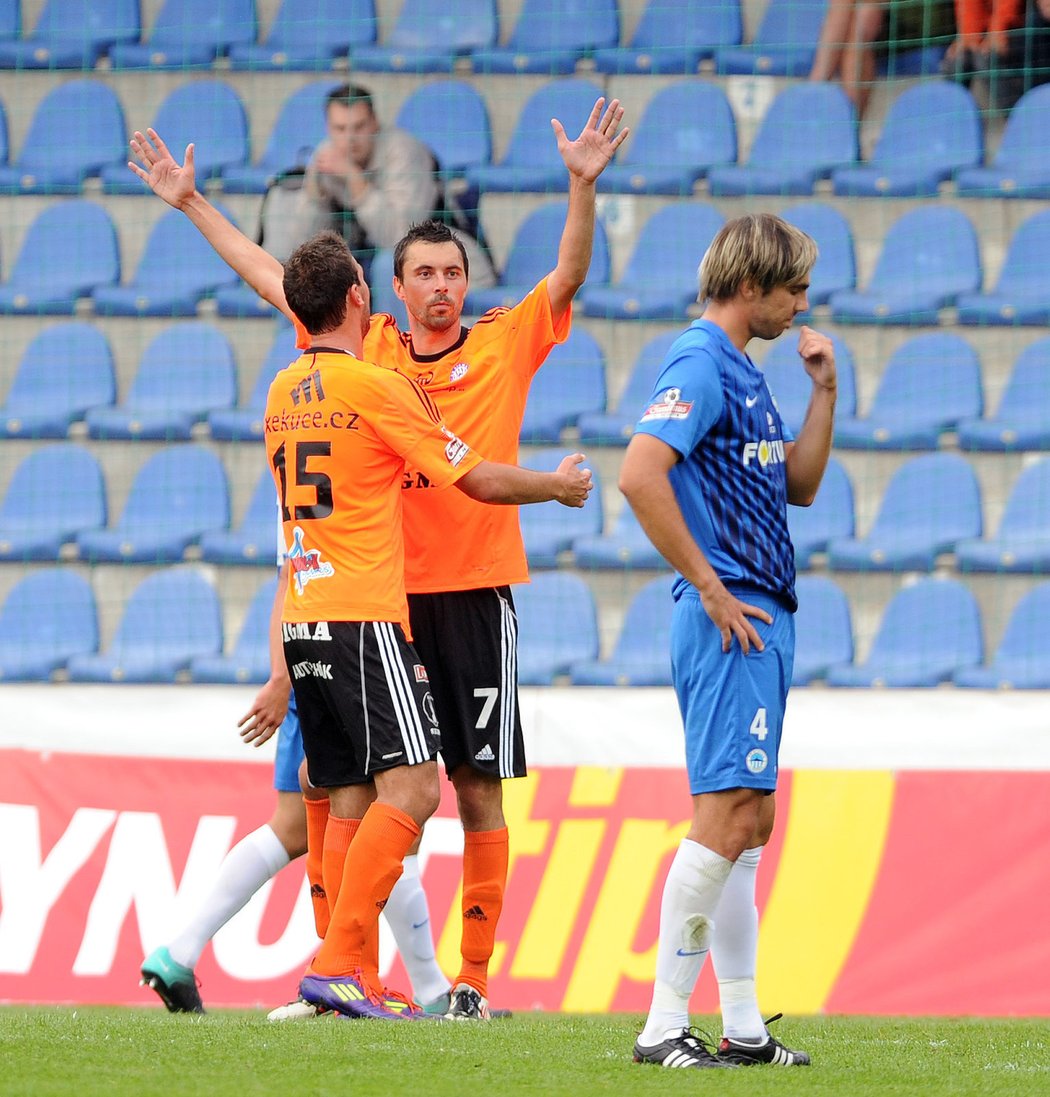Michal Ordoš (vlevo) se raduje s Martinem Doležalem z gólu na 2:0 v Superpoháru proti Liberci - vpravo smutný Artem Butenin