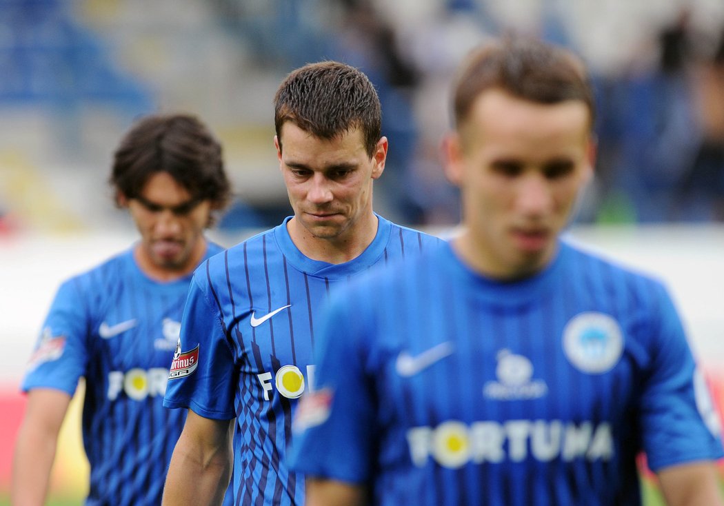 Zklamaní fotbalisté Liberce opouštějí po prohře s Olomoucí hřiště, uprostřed posila Ondřej Kušnír