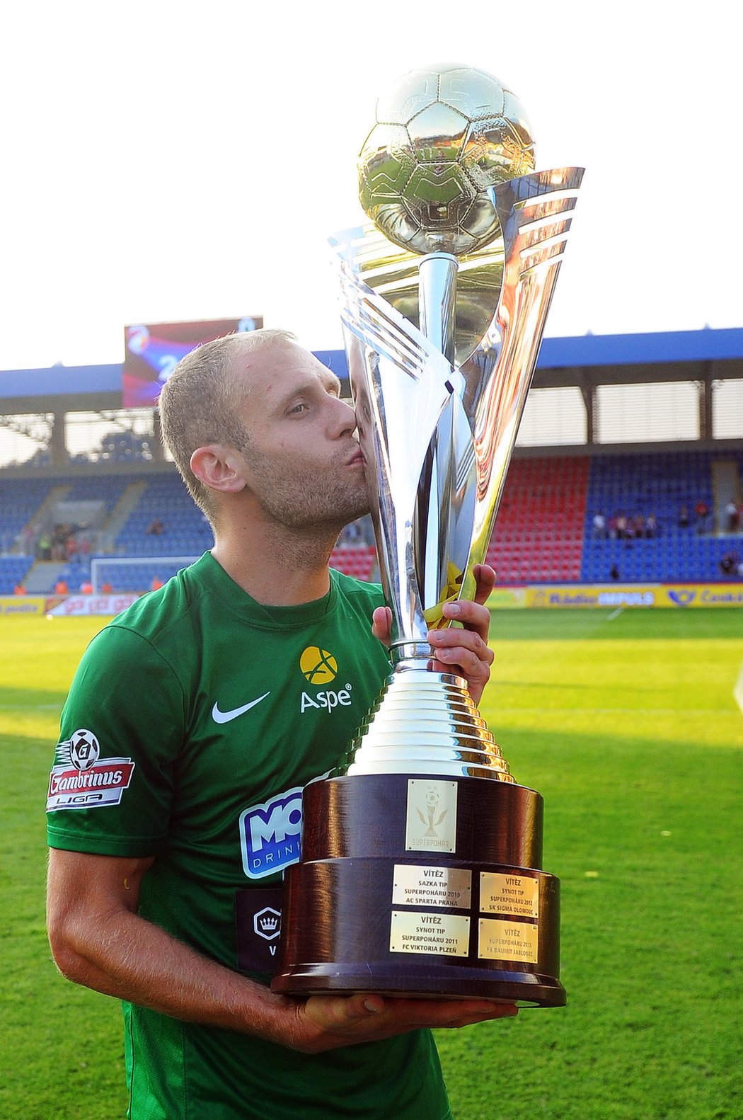 Michal Hubník s vítěznou trofejí Superpoháru, kde Jablonec porazil mistrovskou Plzeň. Severočeský útočník se na výhře podílel jedním gólem, když vstřelil branku na 2:1