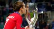 Antoine Griezmann s trofejí pro vítěze Superpoháru UEFA