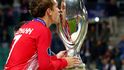 Antoine Griezmann s trofejí pro vítěze Superpoháru UEFA