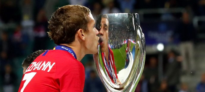 Antoine Griezmann s trofejí pro vítěze Superpoháru UEFA
