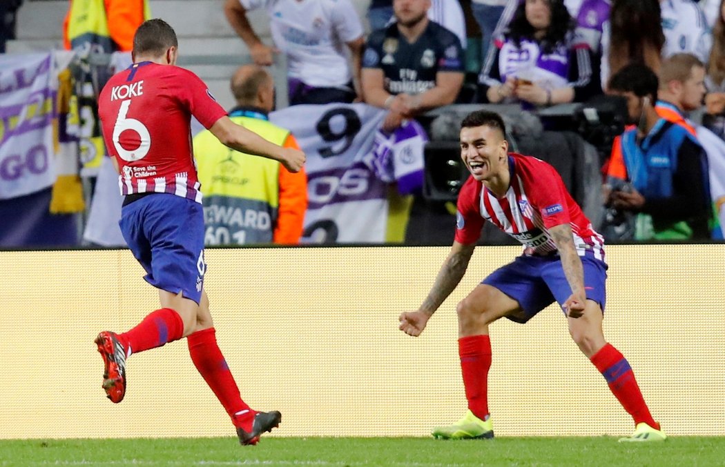 Hráči Atlétika Koke a Angel Correa slaví vstřelený gól do sítě Realu