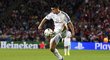James Rodriguez se snaží zpracovat míč během Superfinále se Sevillou