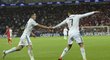 Ronaldo se raduje s Jamesem po jednom ze svých dvou gólů