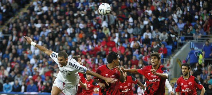 Pepe dokáže udržet míč na svých kopačkách, i když ho hlídají čtyři hráči