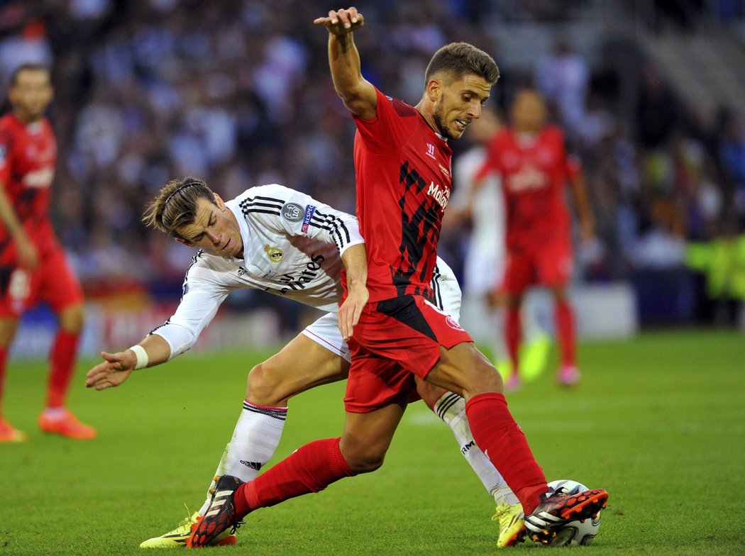 Bale se snaží obrat Carrica o míč