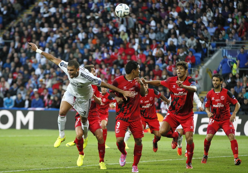 Pepe dokáže udržet míč na svých kopačkách, i když ho hlídají čtyři hráči