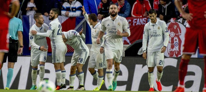 Fotbalisté Realu se radují z gólu Marka Asensia na 1:0 v Superpoháru proti Seville