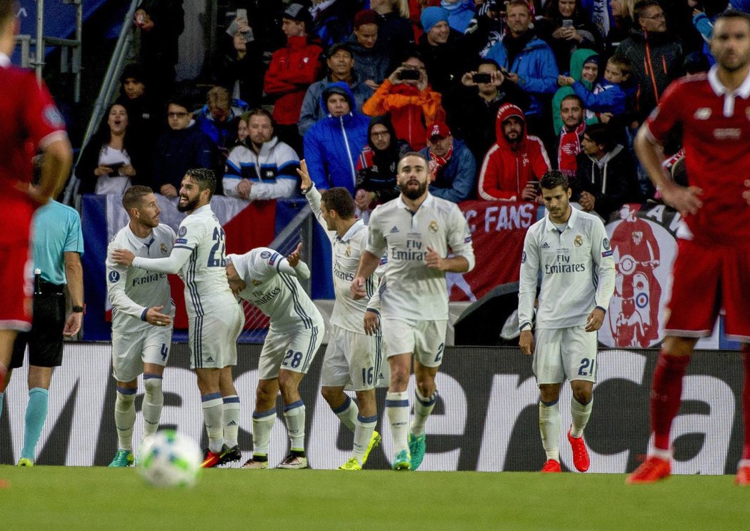 Fotbalisté Realu se radují z gólu Marka Asensia na 1:0 v Superpoháru proti Seville