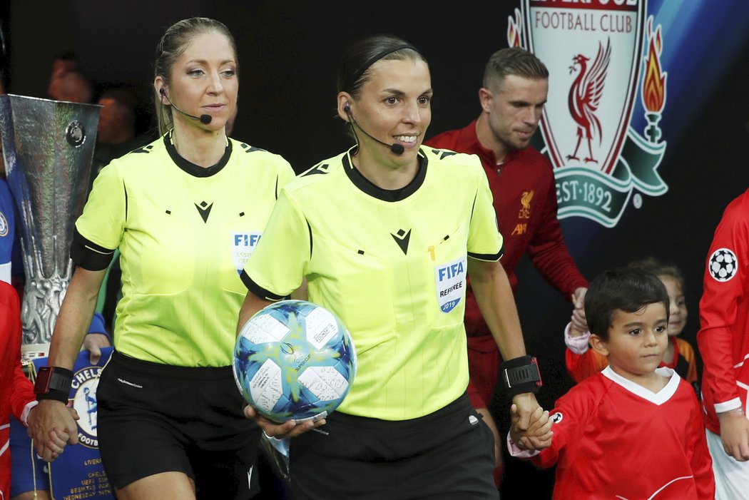 Souboj Chelsea s Liverpoolem řídila Francouzka Stephanie Frappartová