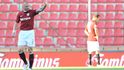 Tomáš Řepka odchází po červené kartě ze hřiště a mává fanouškům