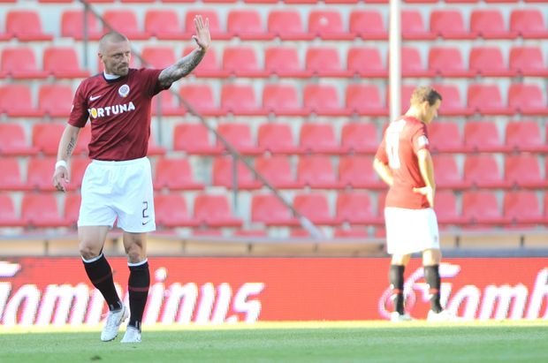 Tomáš Řepka odchází po červené kartě ze hřiště a mává fanouškům Tomáš Řepka odchází po červené kartě ze hřiště a mává fanouškům