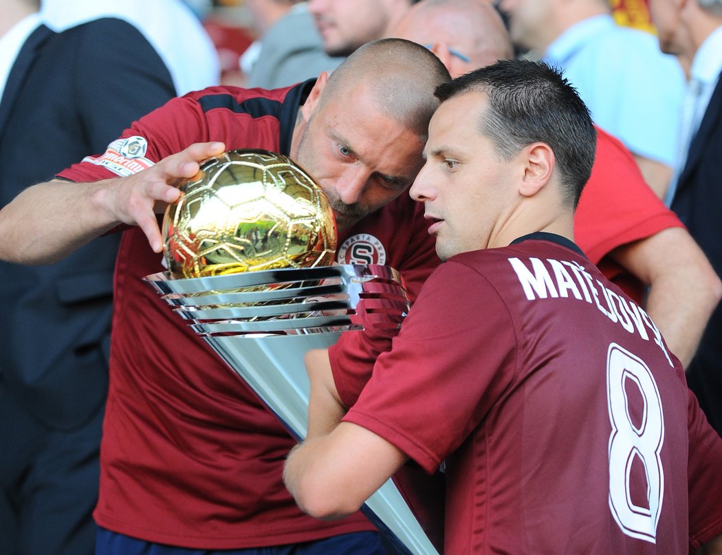 Tomáš Řepka (vlevo) a Marek Marějovský se kochají majestátným Superpohárem