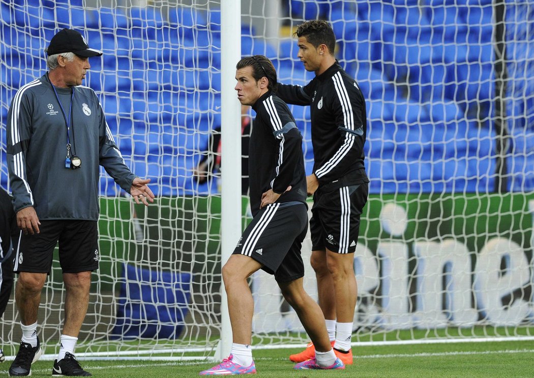 Kouč Carlo Ancelotti na tréninku se svými dvěma největšími hvězdami, Garethem Balem a Cristianem Ronaldem (vpravo). Dokáže všechny své svěřence udržet v pohodě?