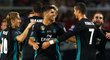 Fotbalisté Realu Madrid slaví vítězný gól Isca
