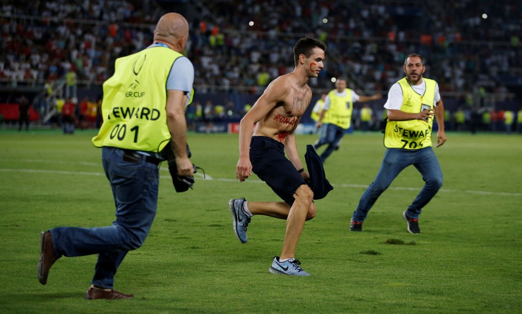 Během utkání v Makedonii vběhl na hřiště jeden polonahý fanoušek