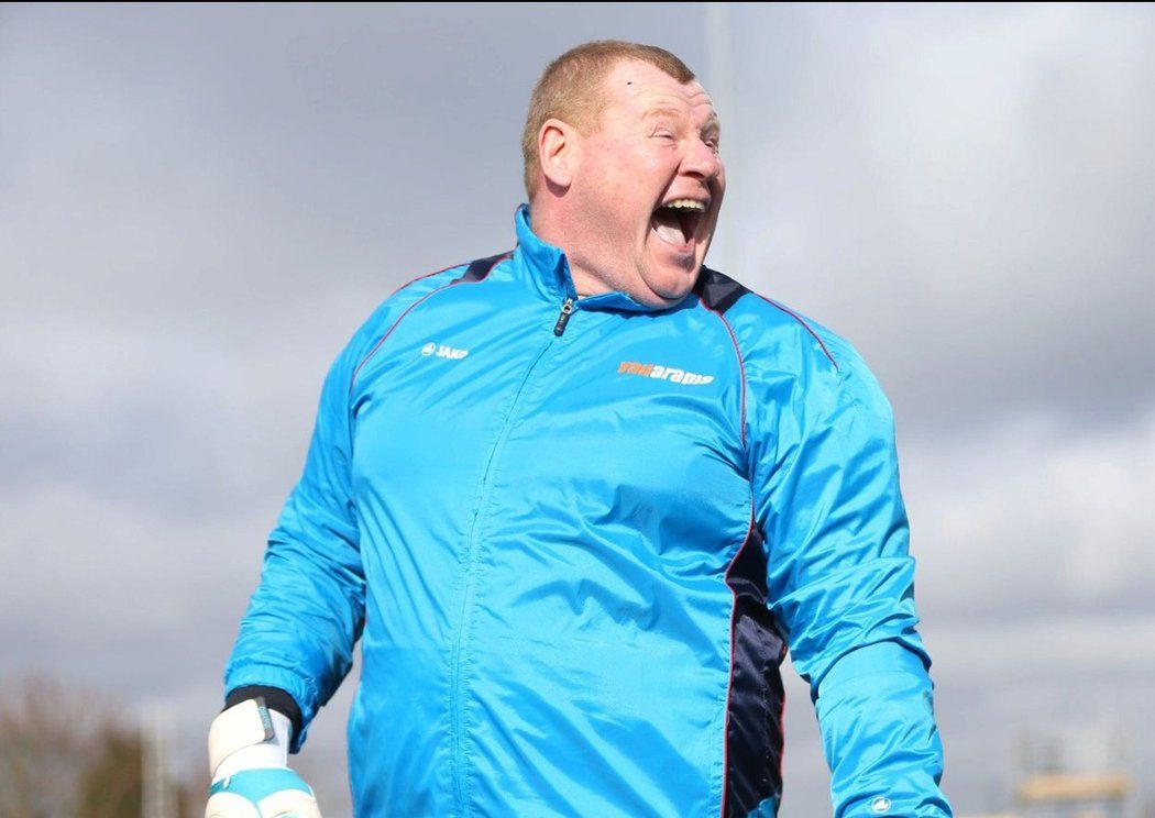 Rezervní gólman Suttonu Wayne Shaw umí být veselá kopa.