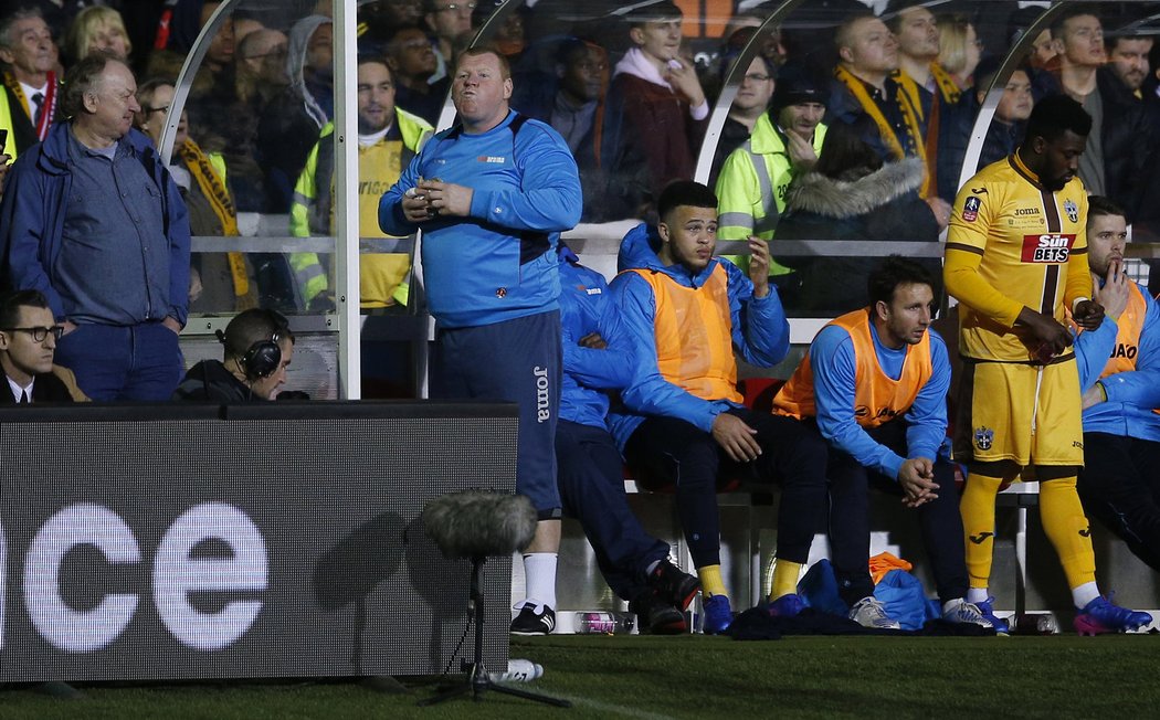 Náhradní brankář Suttonu Wayne Shaw se najedl přímo na lavičce během zápasu. 