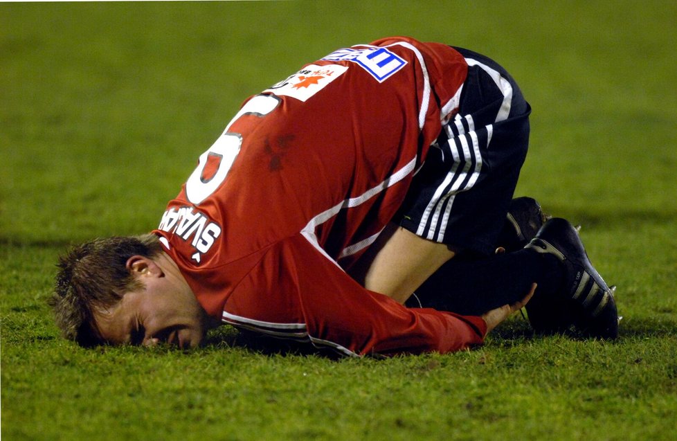 Útočník Petr Švancara v bolestech během zápasu na Baníku Ostrava.