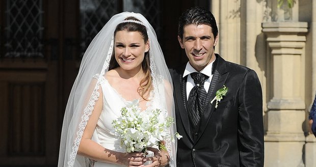 Alena a Gigi se brali v Praze na Vyšehradě. Vypadalo to, že jejich manželství nemůže nikdy nic narušit...
