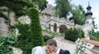 Novomanželský polibek Tomáše Necida a Kláry Vocáskové v krásném prostředí Ledeburské zahrady