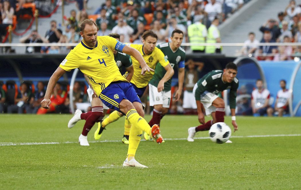 Švédský kapitán Andreas Granqvist proměňuje pokutový kop v duelu s Mexikem 