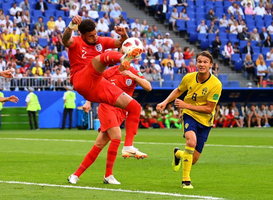 Anglický obránce Kyle Walker odkopává míč před dotírajícím Albinem Ekdalem