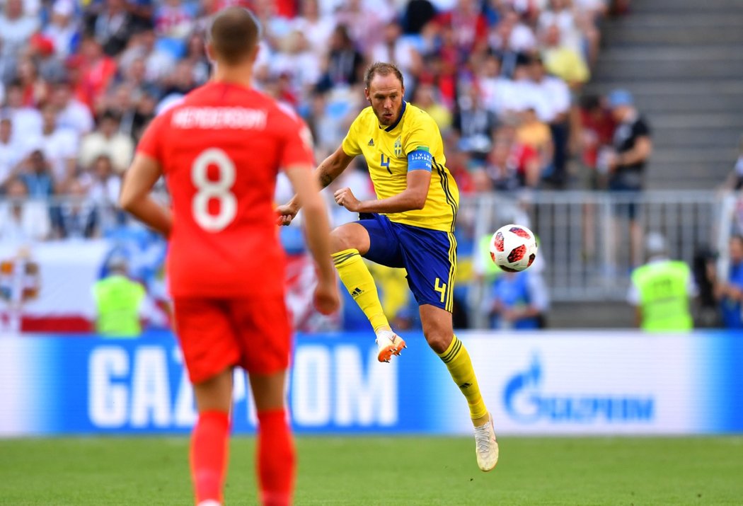 Andreas Granqvist se snaží zpracovat míč během čtvrtfinále MS