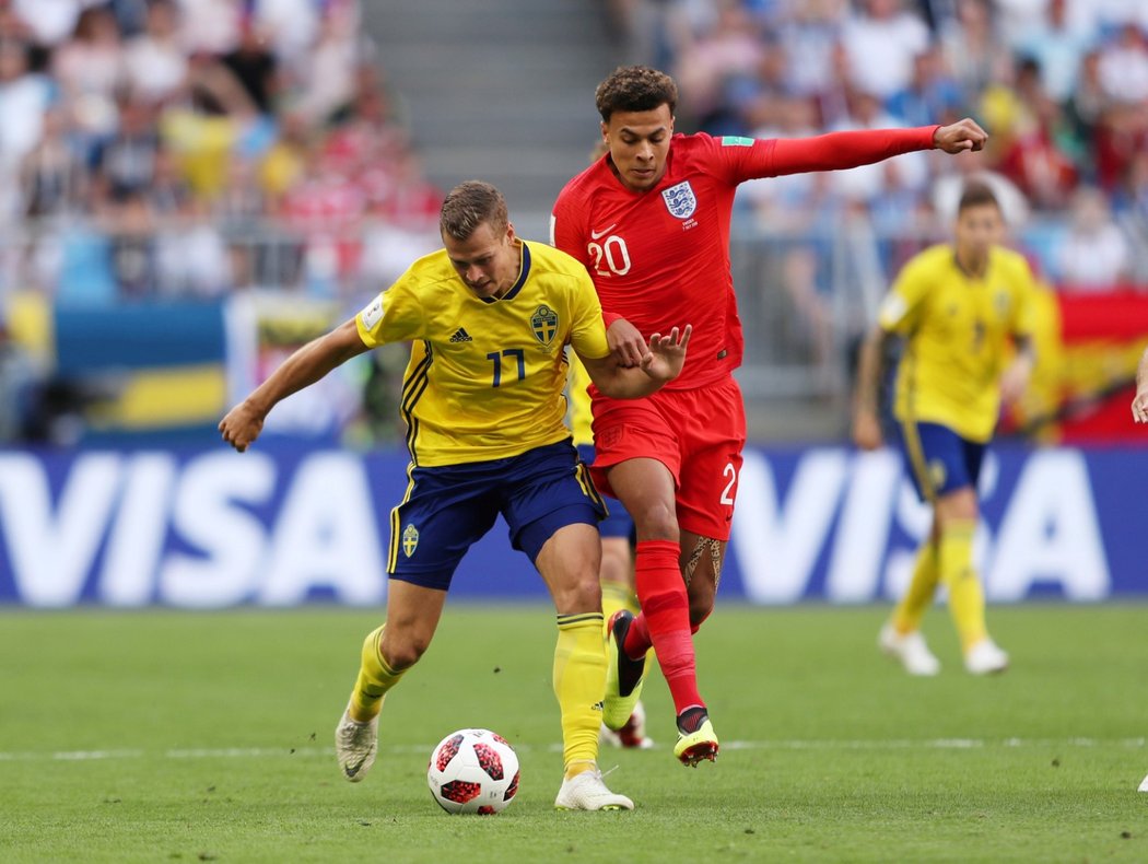 Švéd Viktor Claesson se snaží pokrýt míč před Dele Allim z Anglie