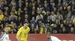 Švédský kapitán Zlatan Ibrahimovic se snaží obejít českého obránce Gebre Selassieho