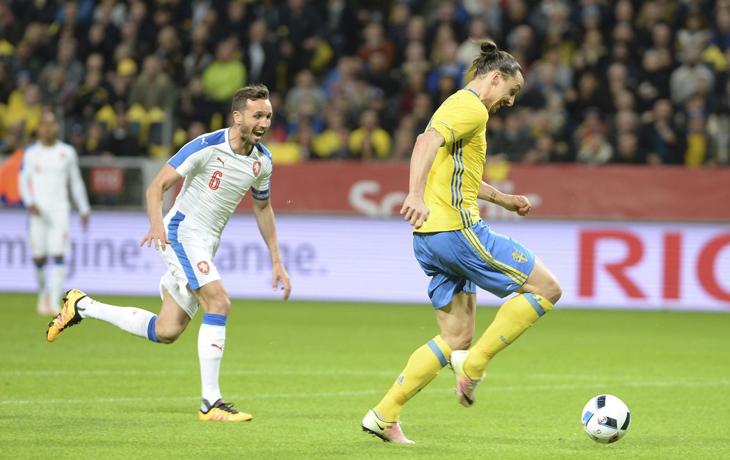 Zlatana Ibrahimovice pustil do šance český kapitán Tomáš Sivok (vzadu)