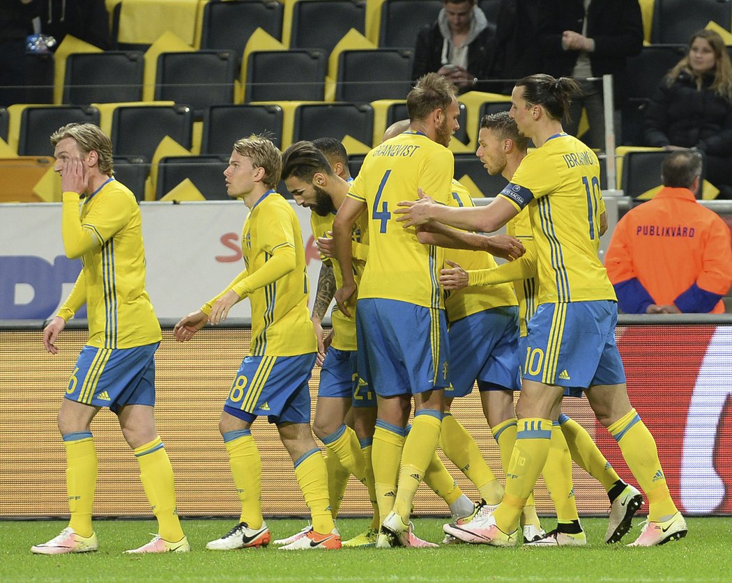 Radost švédských fotbalistů po brance do sítě Česka