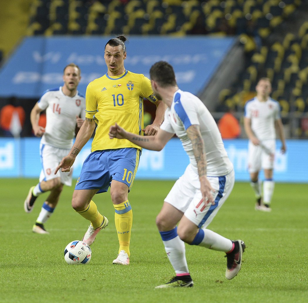 Švédský útočník Zlatan Ibrahimovic se snaží dostat balon přes českou obranu