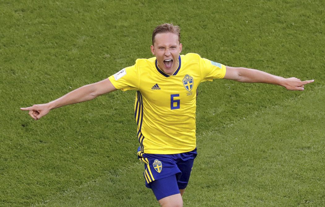 Ludwig Augustinsson se raduje z gólu do sítě Mexika na světovém šampionátu v Rusku